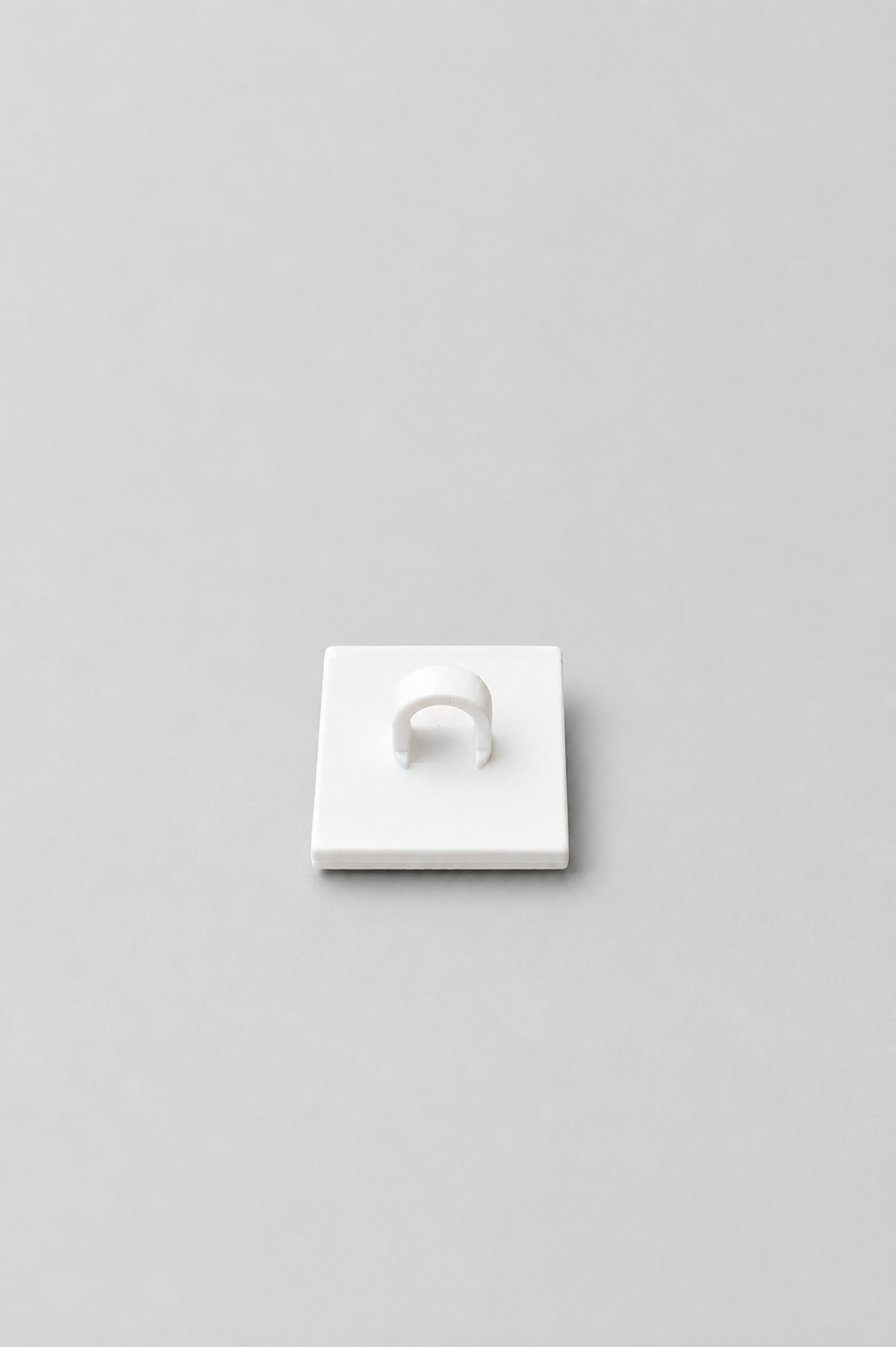 Self-adhesive hanging eye for ceiling (small)